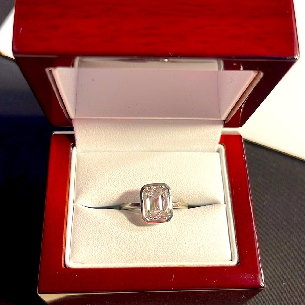 Mossinate bezel engagament emerald cut whitegold great gift!
